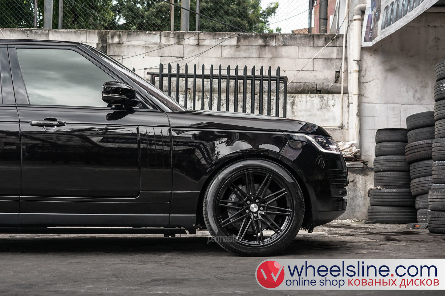 Black Land Rover Range Rover 1-Piece VS CV101 Gloss Black 240924