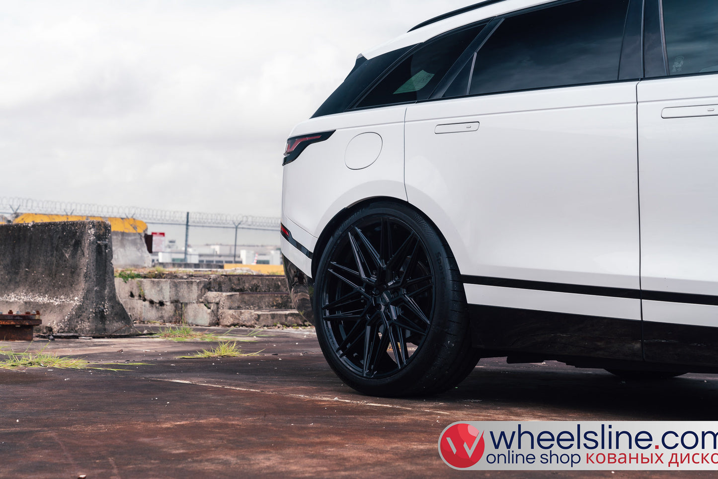 White Land Rover Range Rover Velar 1-Piece VS HF-71  Gloss Black 240926