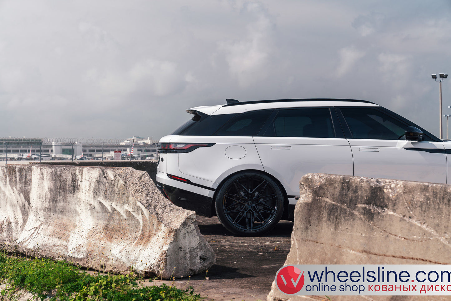 White Land Rover Range Rover Velar 1-Piece VS HF-71  Gloss Black 240926